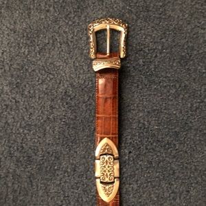 Brighton Classic belt. Gorgeous brown leather w Silver details. Size M